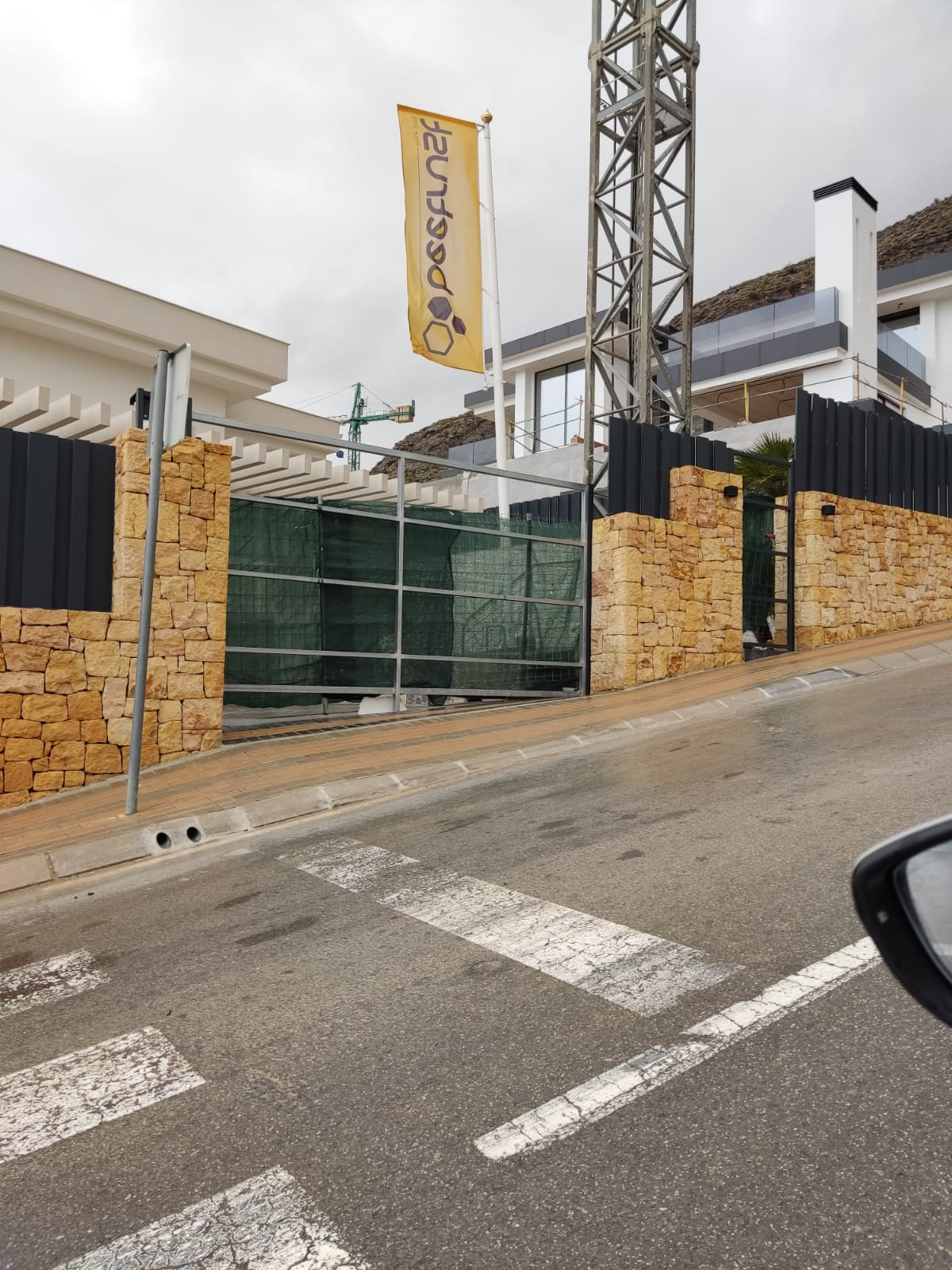 Muro de contención en calle inclinada hecha por Muros Valencia