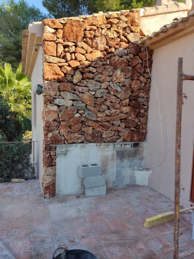 Muro restaurado por mampostería por la empresa Muros Valencia